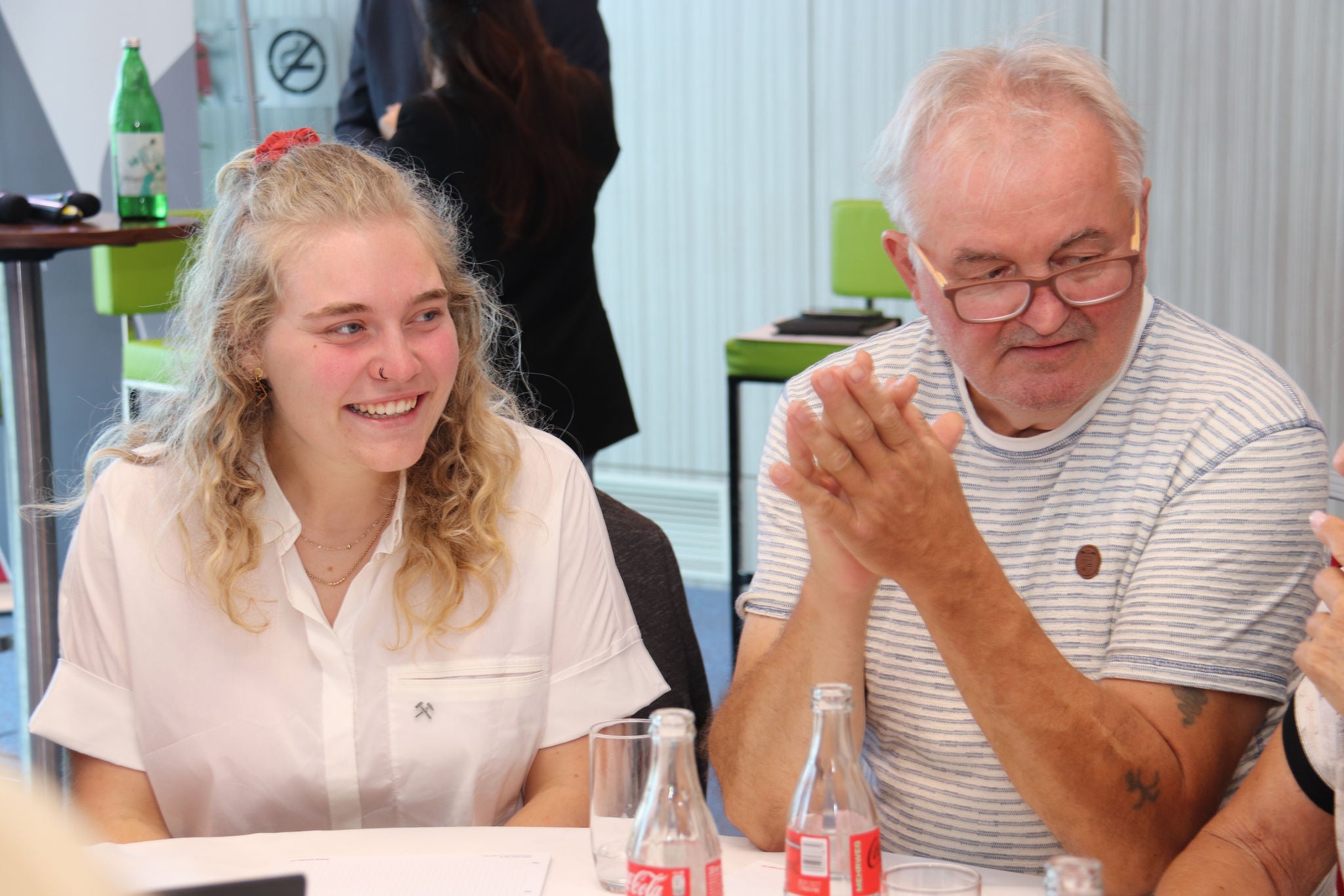 Laura Zandonalle, PRO-GE Bundesjugendvorsitzende mit einem PRO-GE Pensionist beim Austausch in einer Arbeitsgruppe.