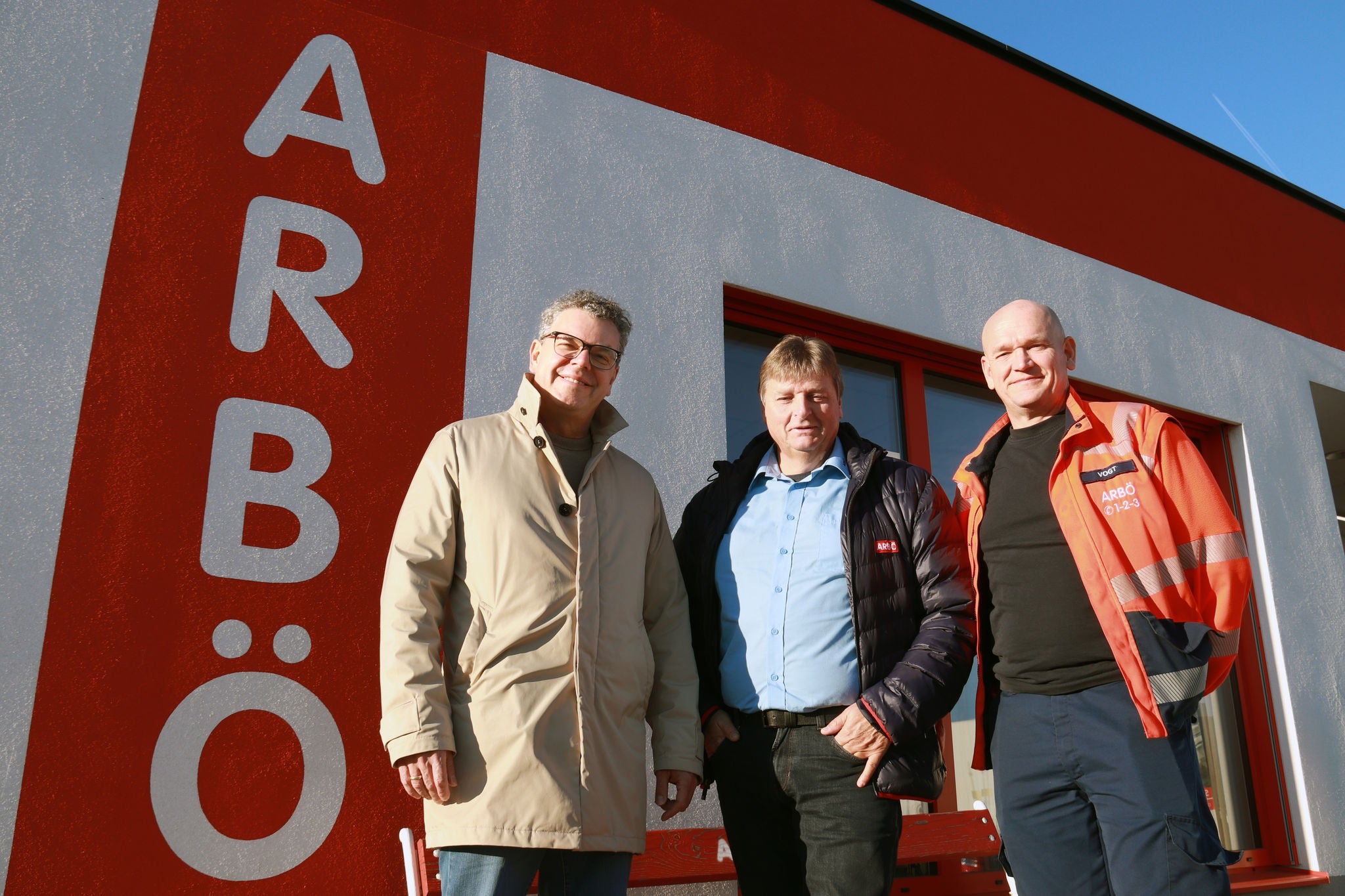 Drei Betriebsräte vor einem ARBÖ-Prüfzentrum