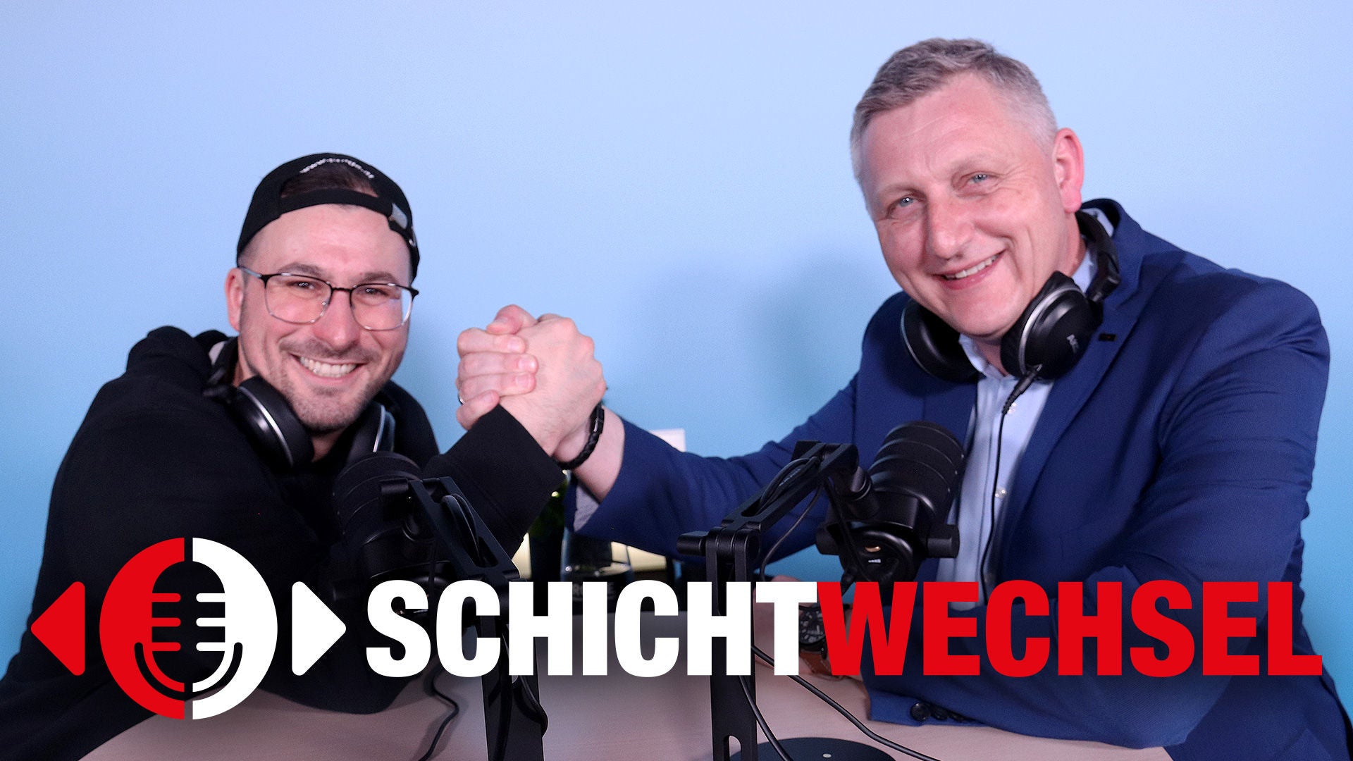 Moderator Heli Sauer mit Reinhold Binder am Tonstudio-Tisch mit Mikrophonen 