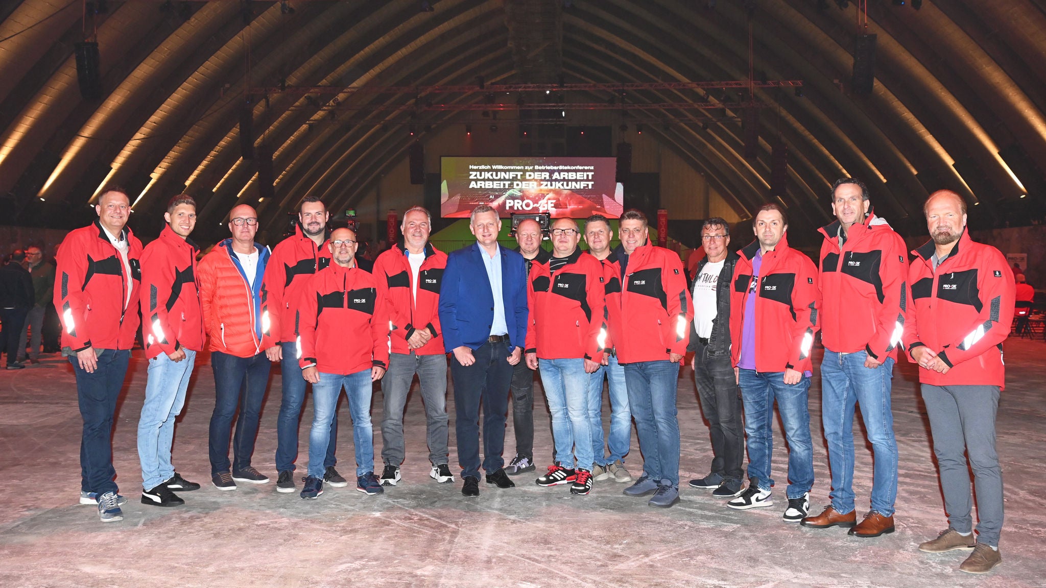 Gruppenbild mit Reinhold Binder in der Salzhalle