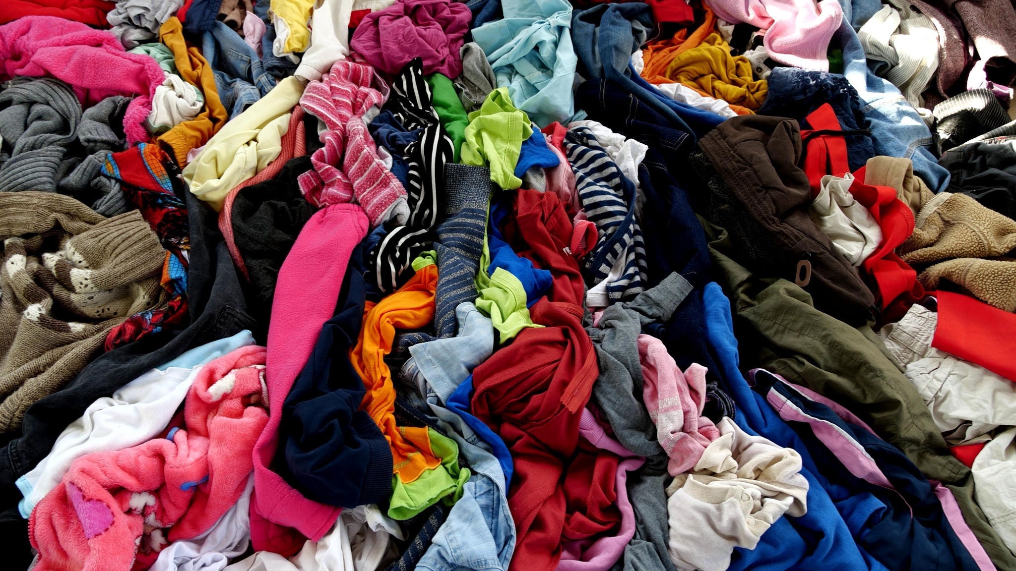 Ein großer Haufen bunter Kleidungsstücke