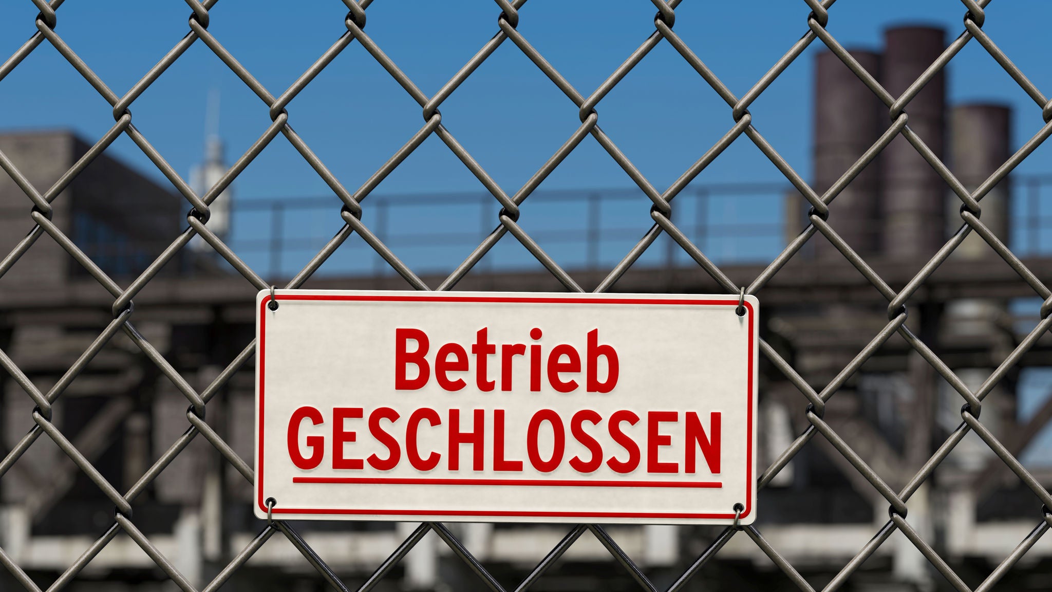 Pleite, Konkurs, bankrott, Betrieb, Firma, Unternehmen, Pleitewelle, Rezession, Krise, Wirtschaft, Fabrik, Schild, Wirtschaftskrise, Corona, Coronakrise, Insolvenzantrag, Betriebsschließung, Industrie, Werk, Betriebspleite, Stilllegung, Insolvenz, Gefahr, Wettbewerb, unwirtschaftlich, unrentabel, arbeitslos, wirtschaftliche, Zaun, Werksschließung, schließt, geschlossen, Deutschland, Hinweis, Betriebsgelände, Wort, Text, Arbeitslosigkeit, Werksschliessung, abgesperrt, Buchstaben, Crash, Mittelstand, Schließung, Konzern, Gefahr, Angst, Infoschild, Hinweisschild, Österreich, Hintergrund, Symbolbild, 