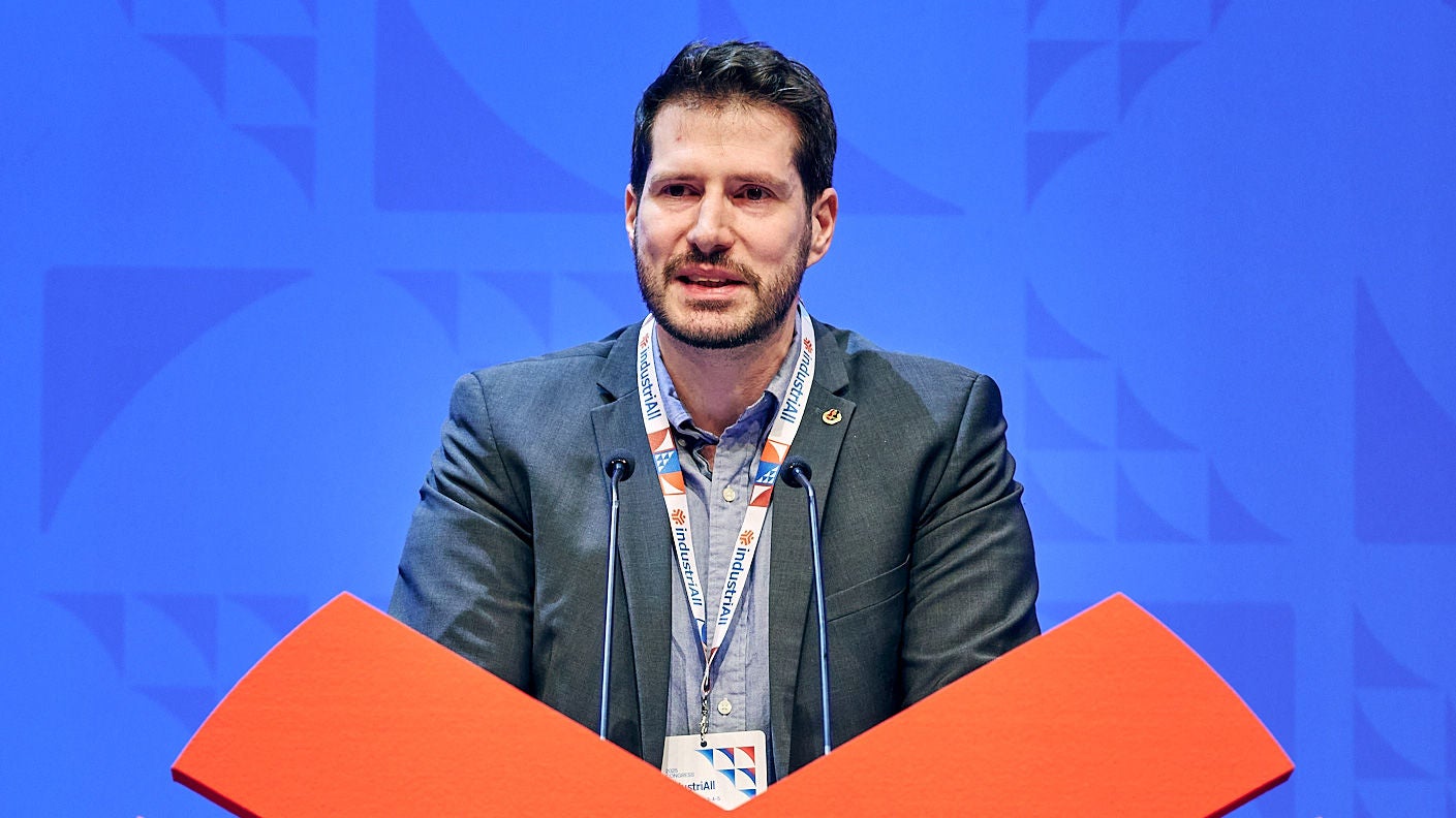 Balázs Bábel am Rednerpult beim industriAll-Kongress 2025