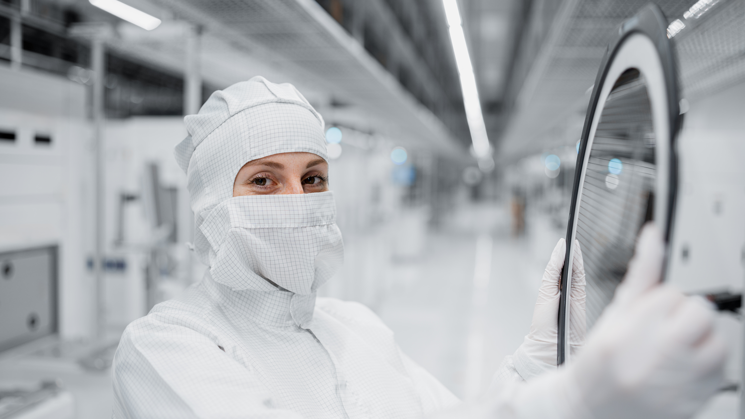 Arbeiterin in einem Reinraum von Infineon
