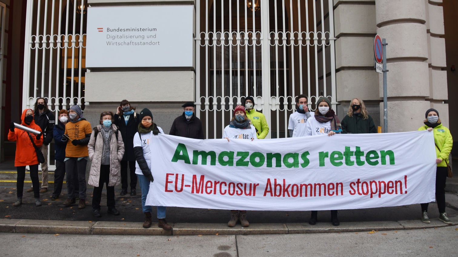 Gruppe mit Transparent "Amazonas retten: EU-Mercosur-Abkommen stoppen!"