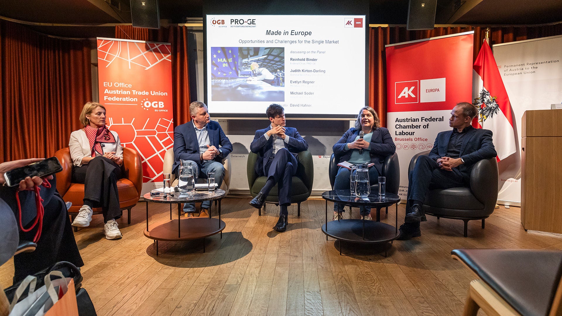 Die Teilnehmer:innen bei der Podiumsdiskussion