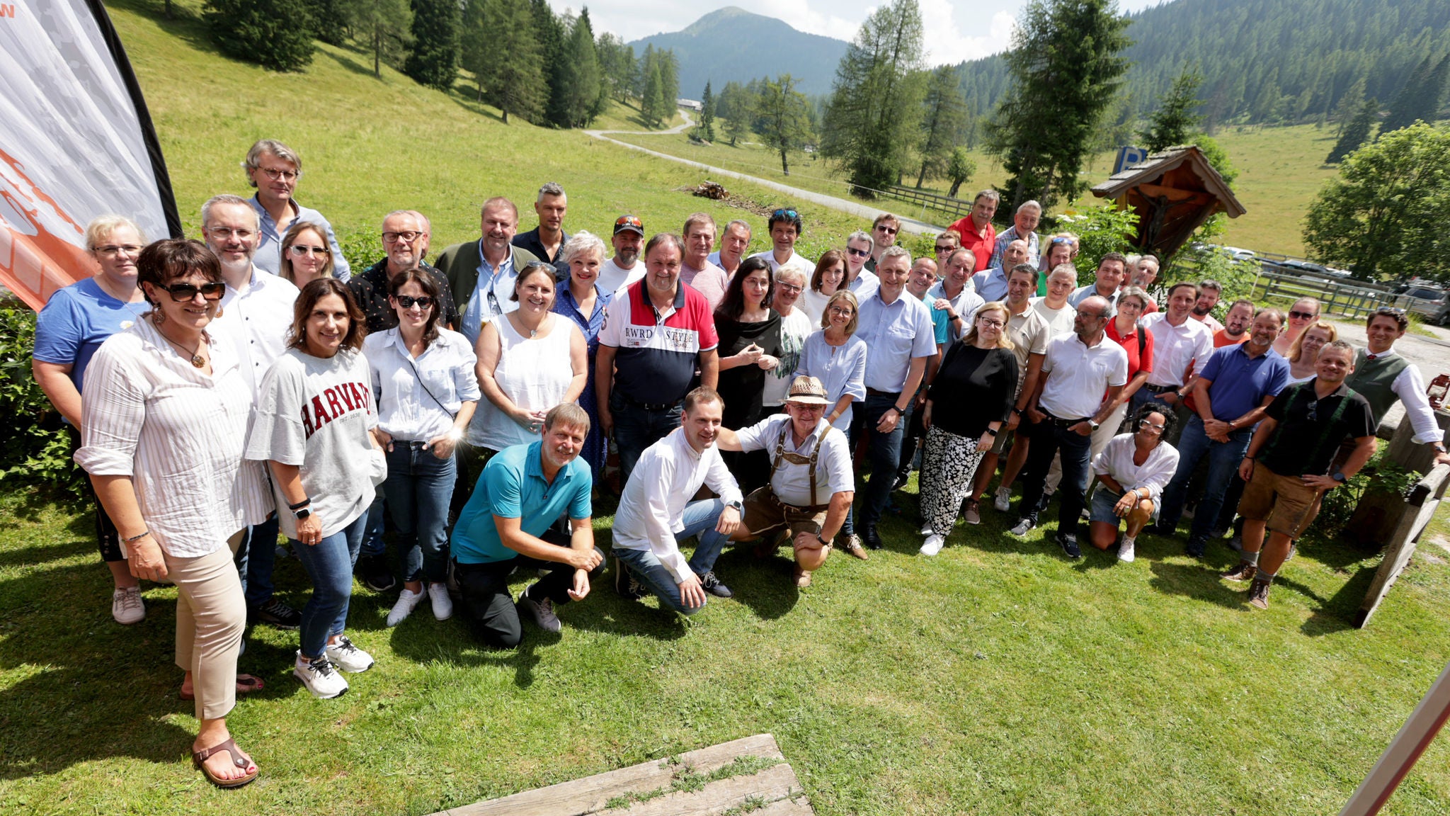 Gruppenfoto mit allen Teilnehmer:innen