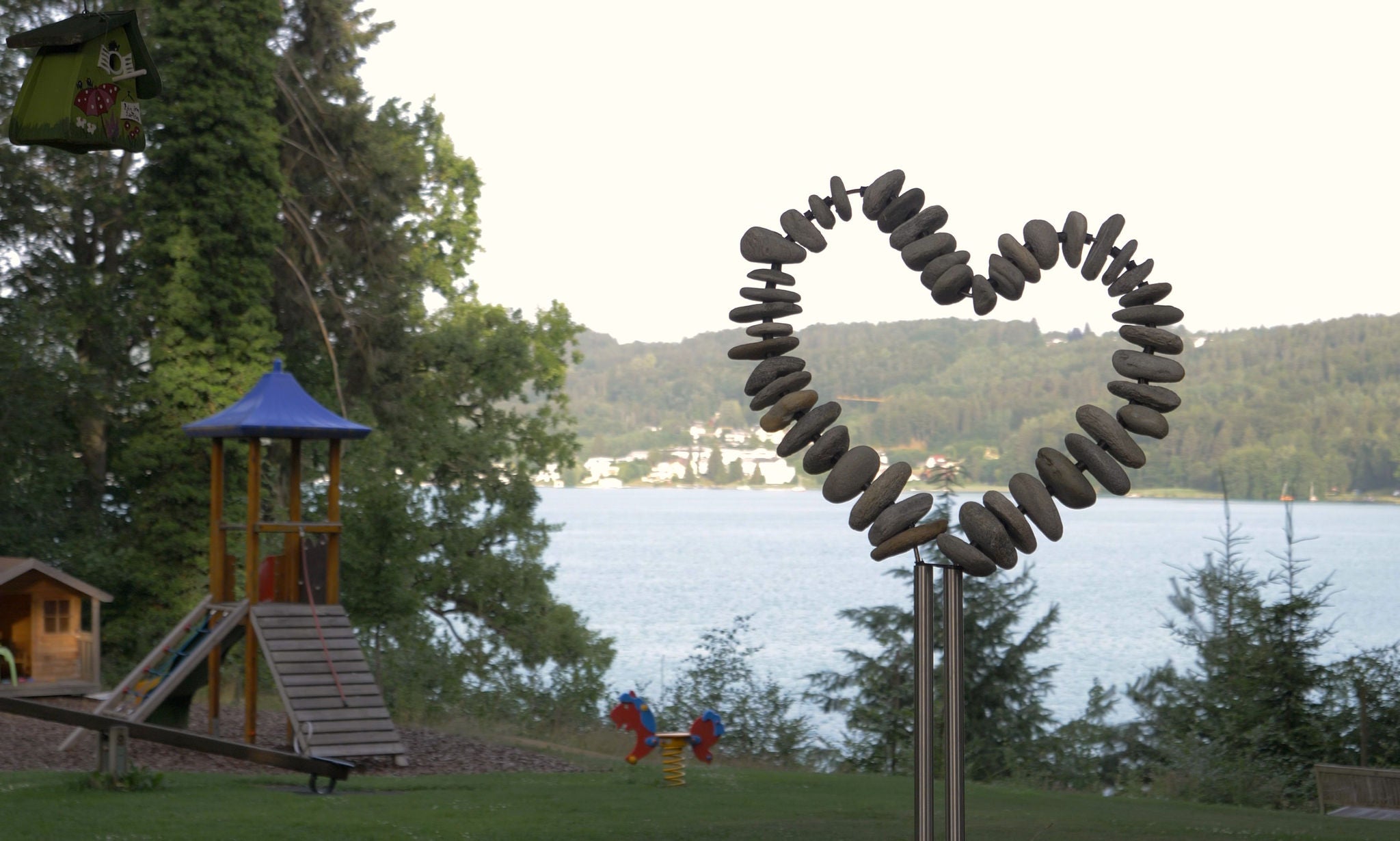 Liegewiese am Wörthersee mit bunten Sonnenschirmen
