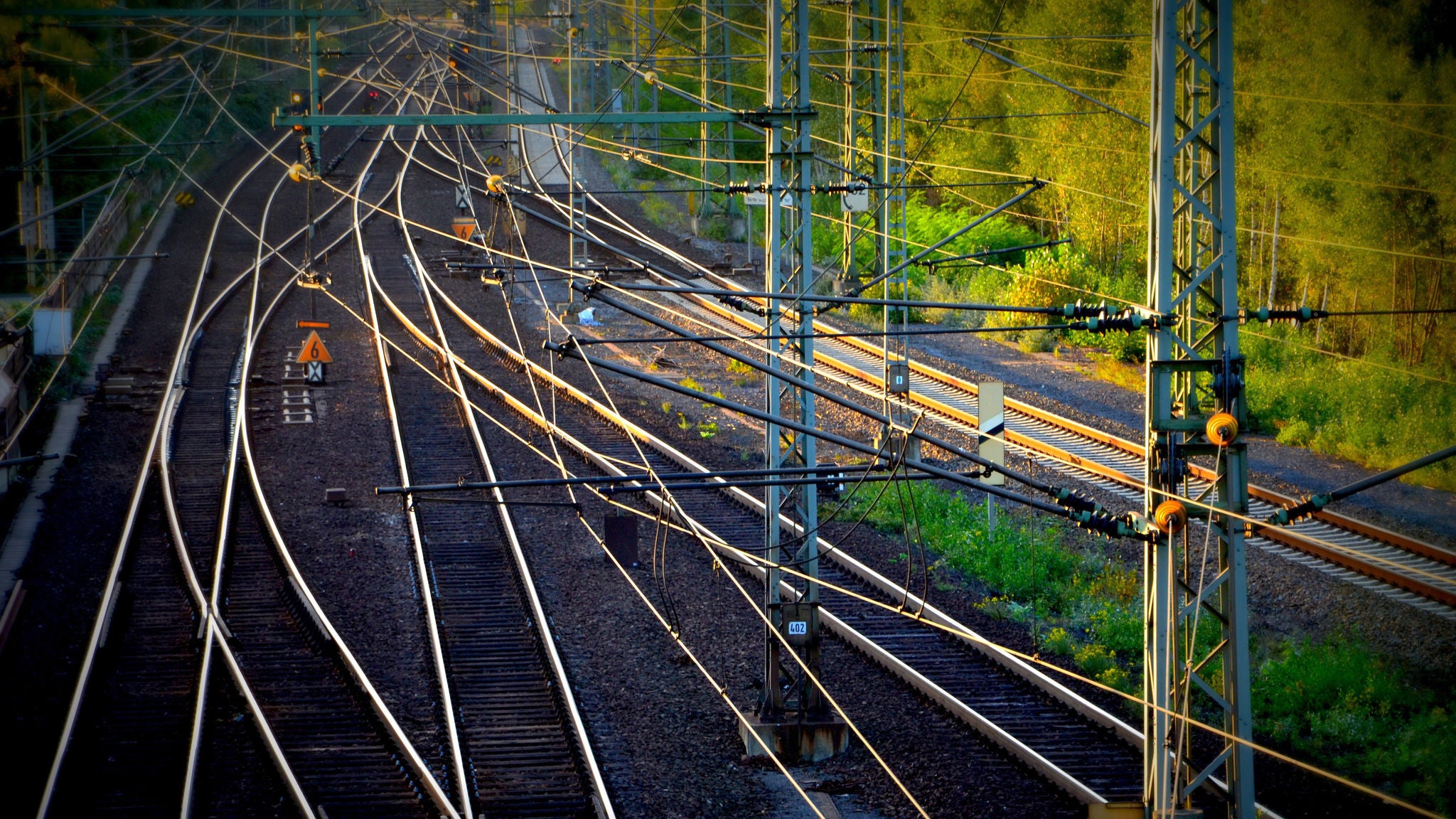 Eisenbahnschienen, Weichen und Oberleitungen