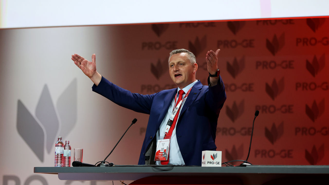 Mann freut sich auf Bühne über die Wahl zum Bundesvorsitzenden