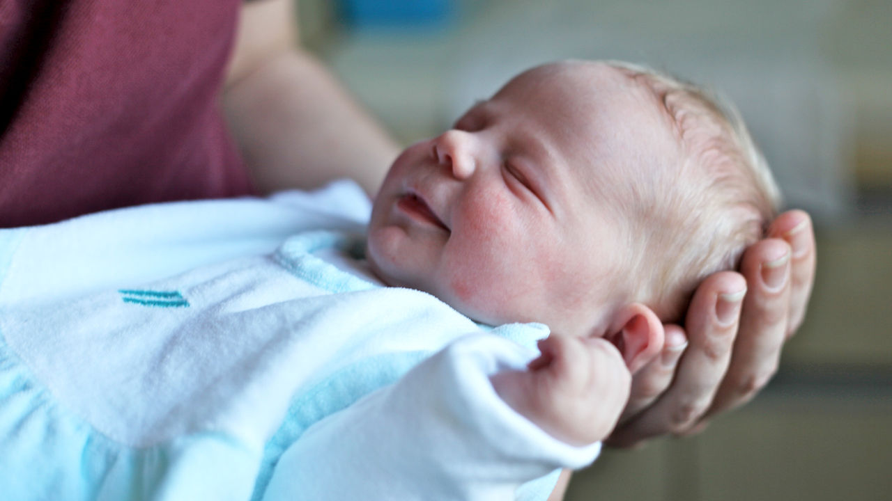 Baby, von einem Mann gehalten