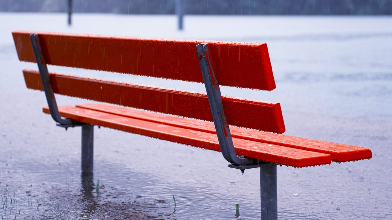 Parkbank im Regen