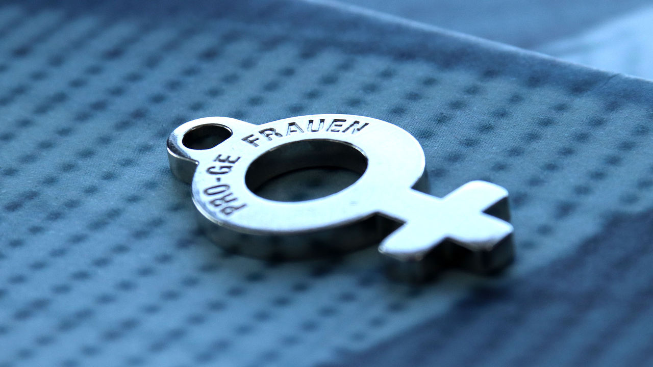 Anhänger mit Aufschrift PRO-GE Frauen