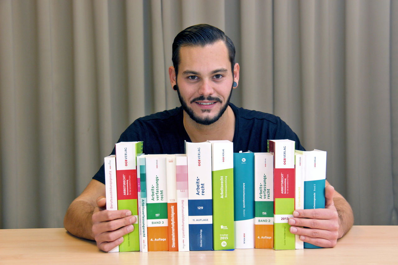 Betriebsrat hält viele Bücher aus dem Arbeitsrecht