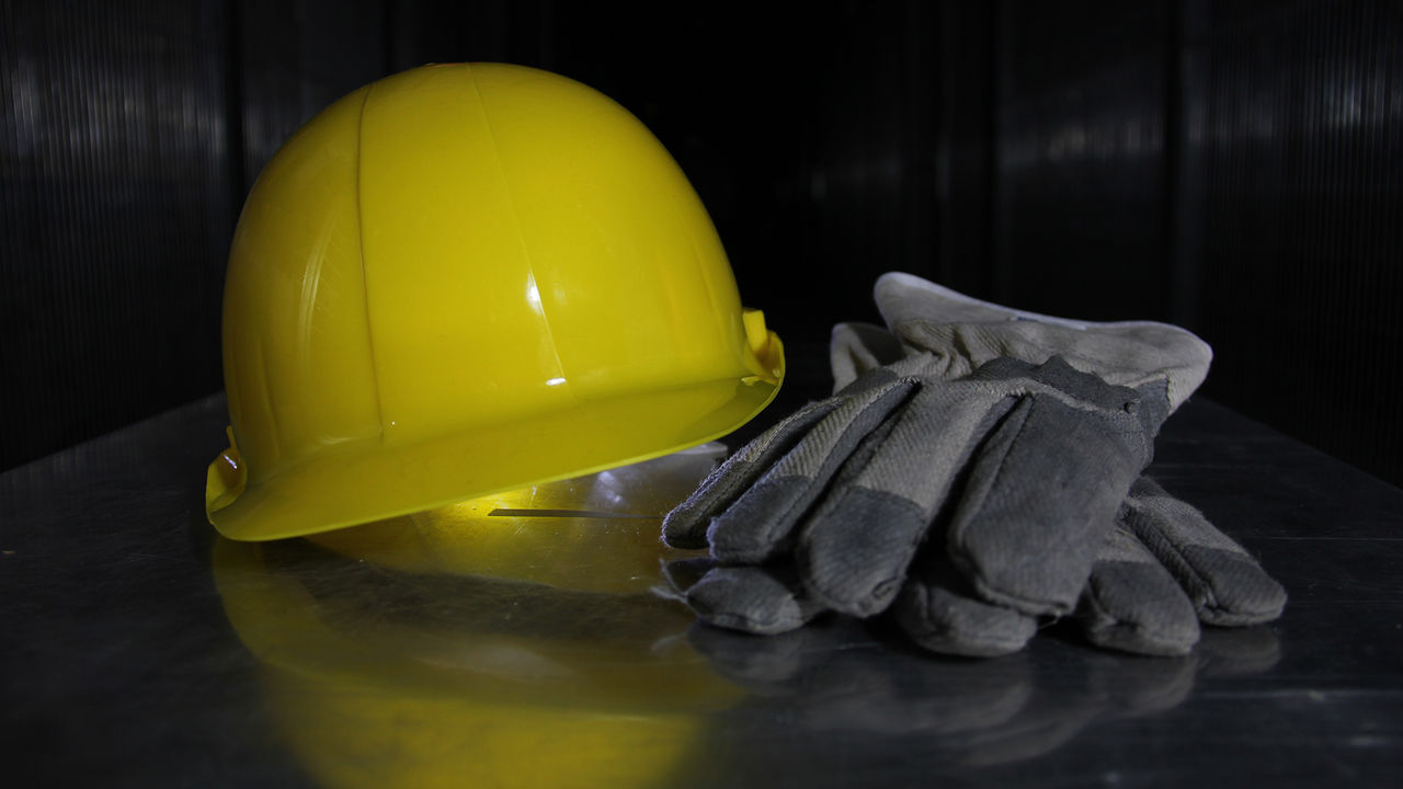 Symbolbild Arbeitnehmer:innenschutz; Helm und Handschuhe