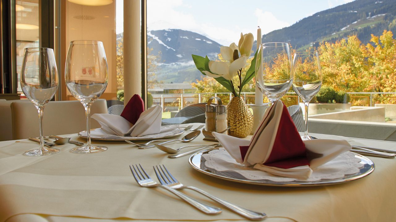 Schön gedeckter Tisch mit Panorama auf die Berge